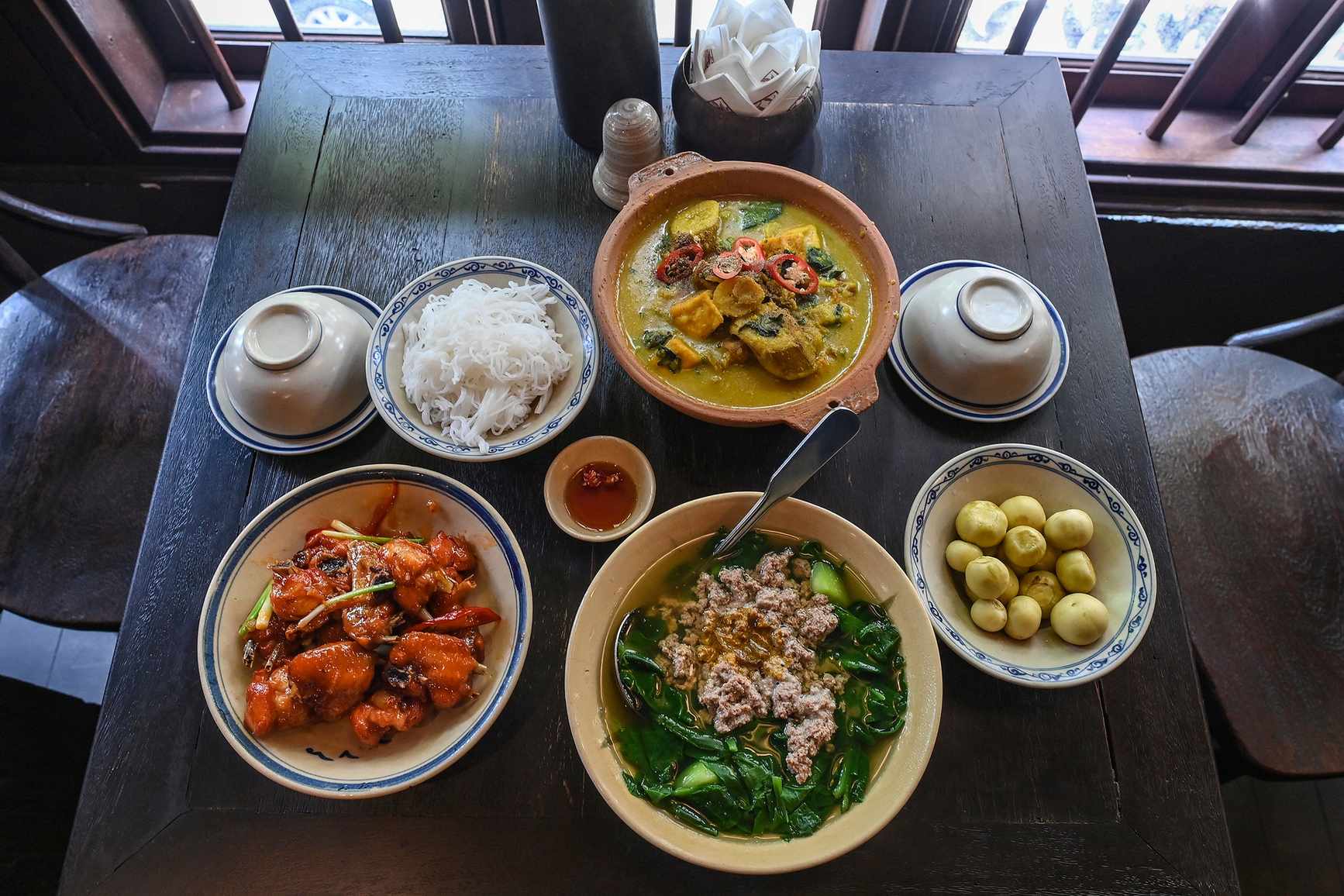 Repas familial vietnamien au restaurant Tam Vi avec porc caramelise tofu et legumes
