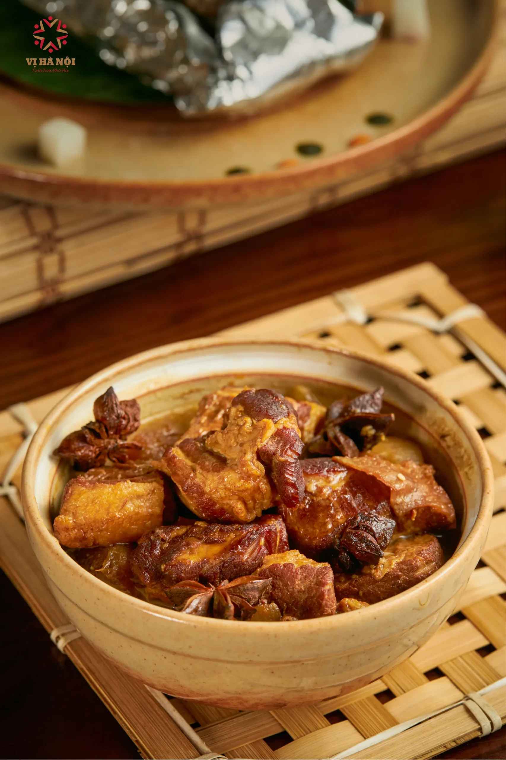 Le porc braisé au caramel avec tofu, spécialité familiale du restaurant Vi Ha Noi