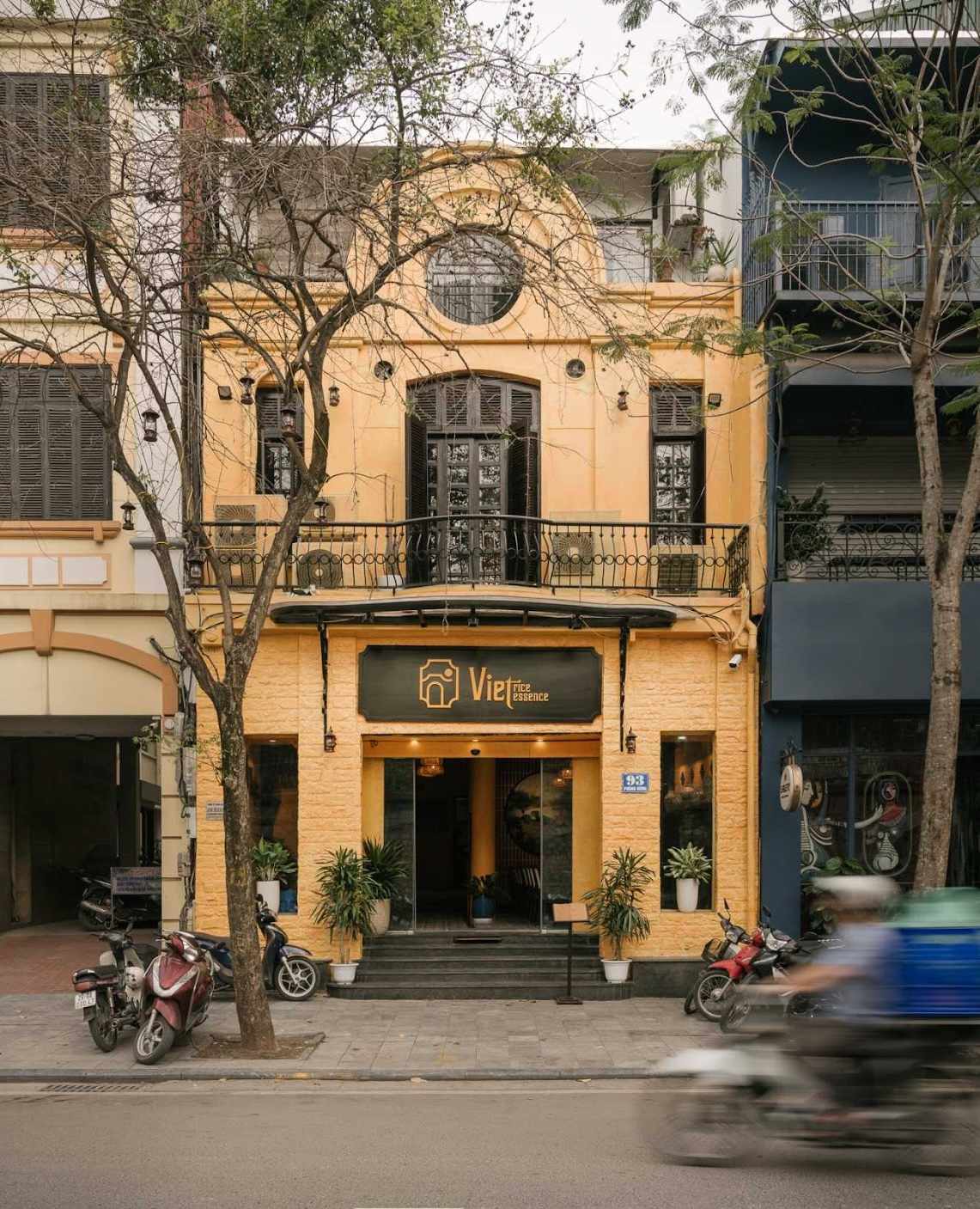 La façade coloniale jaune de Viet Rice Essence dans le vieux quartier de Hanoi