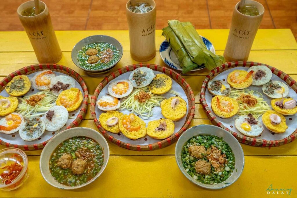 Banh can Dalat, petites crepes de riz garnies cuites sur plaque en terre cuite