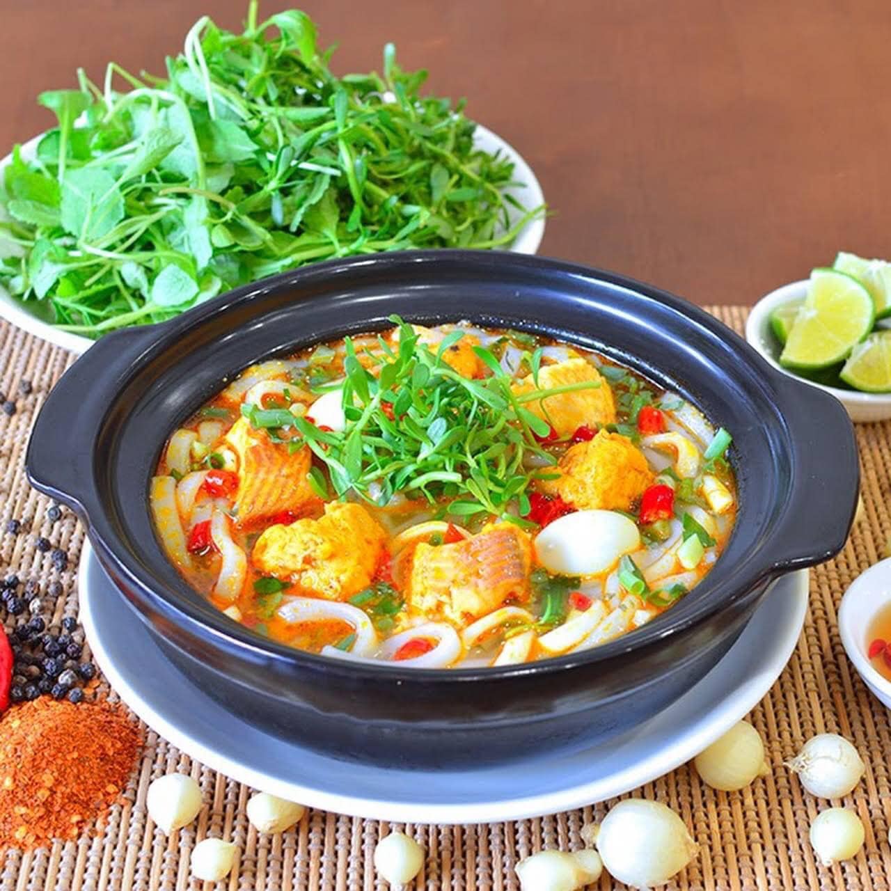 Bánh canh cá lóc dans un pot en terre noire, soupe de nouilles de Măng Đen