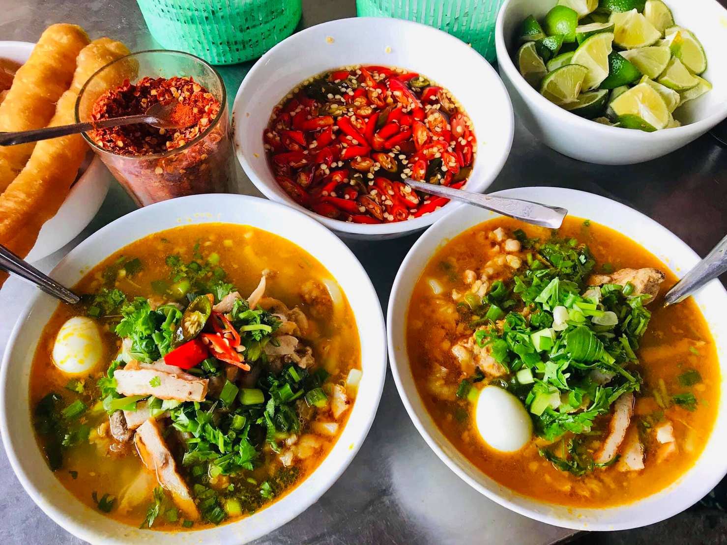 Banh canh Da Nang servi dans un bol avec accompagnements