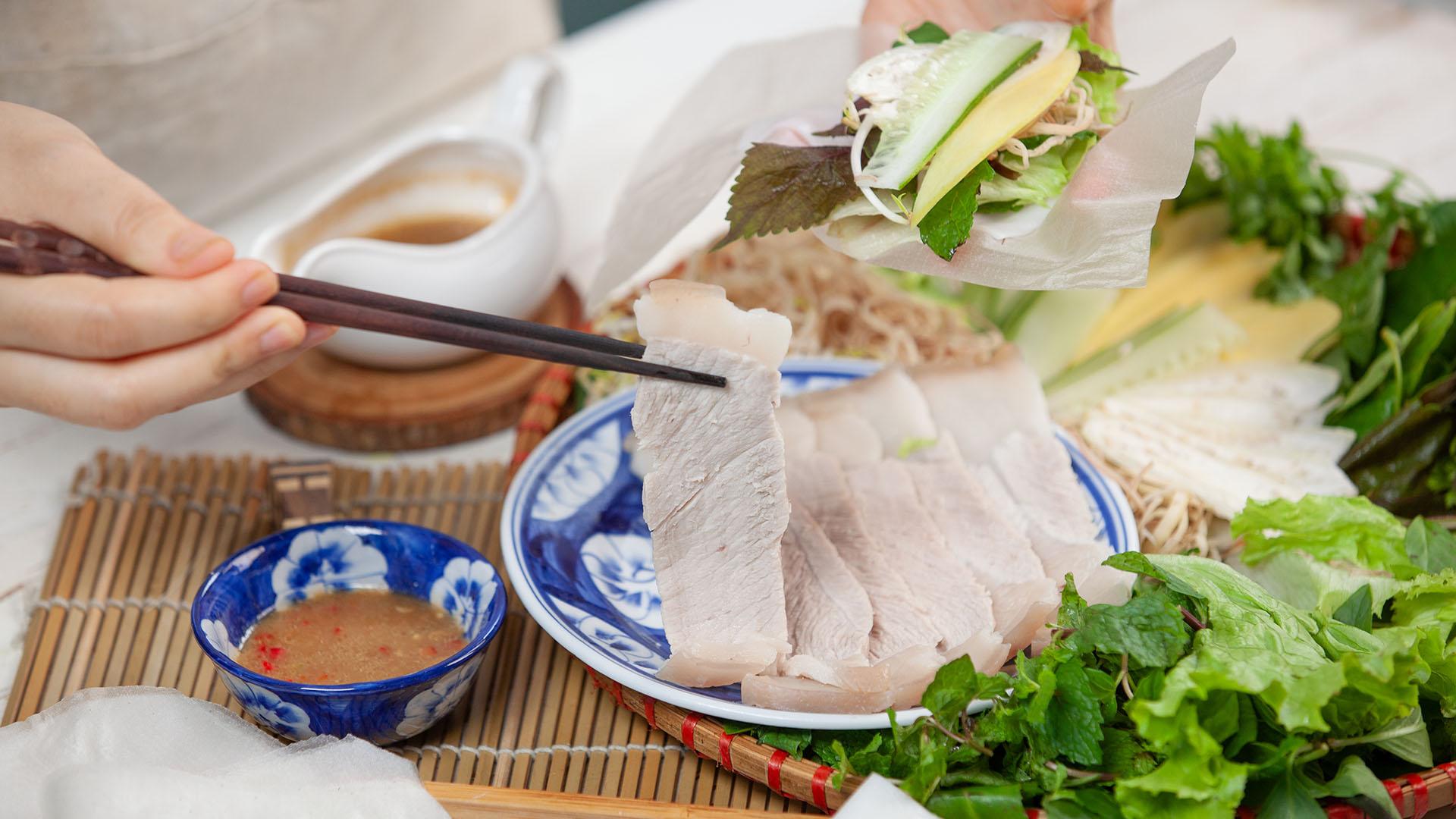 Banh trang cuon thit heo Da Nang avec plateau de legumes et sauce