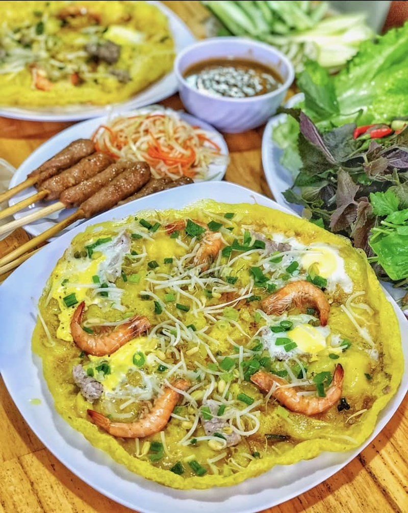 Banh xeo Da Nang cassee en deux avec farce visible