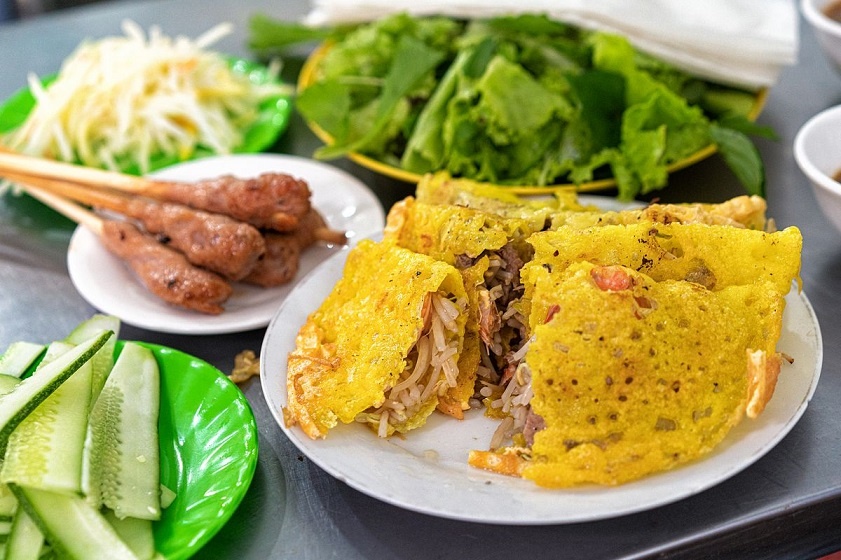 Banh xeo crepe vietnamienne croustillante avec crevettes et germes de soja Da Nang