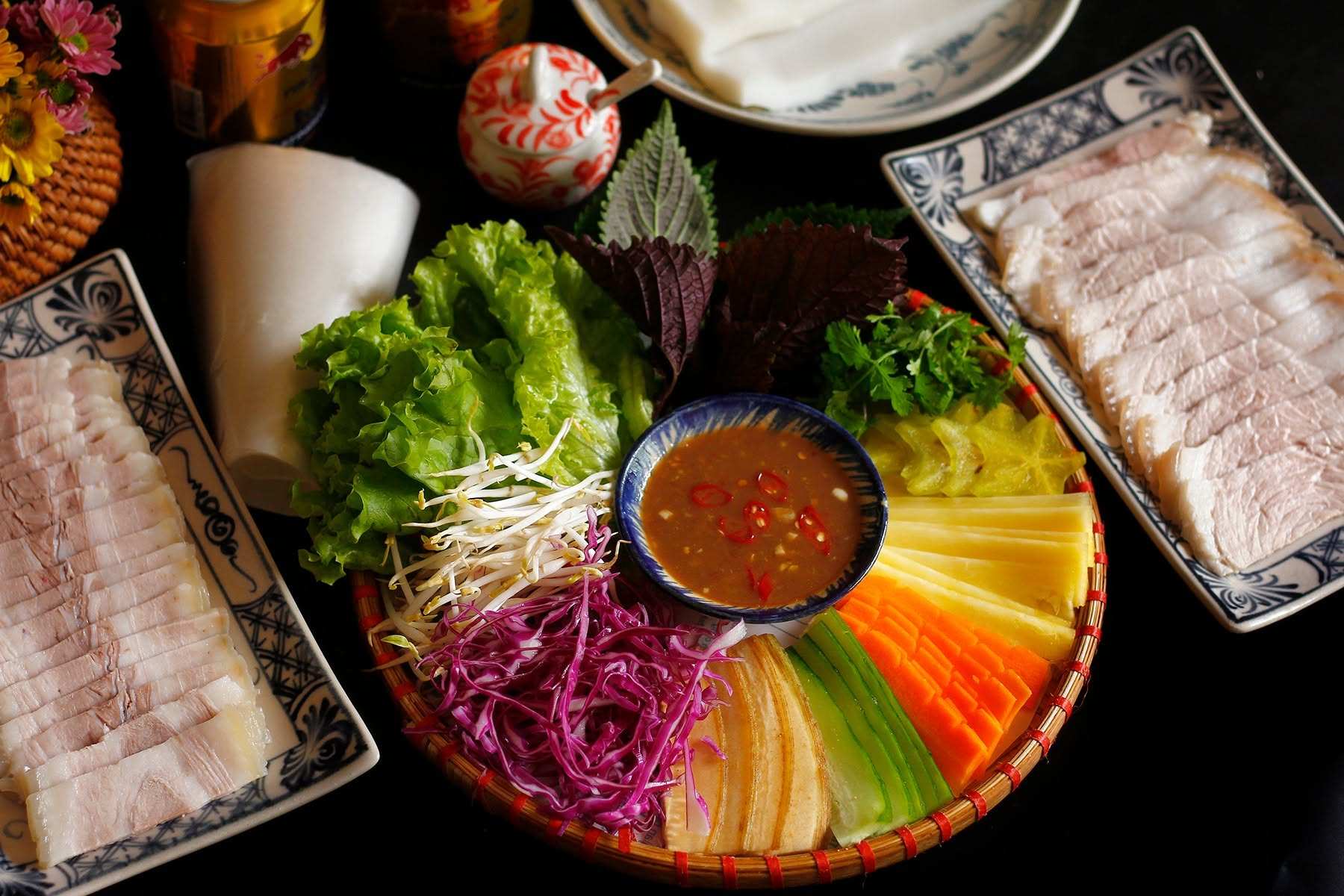 Preparation de banh trang cuon thit heo avec galette de riz
