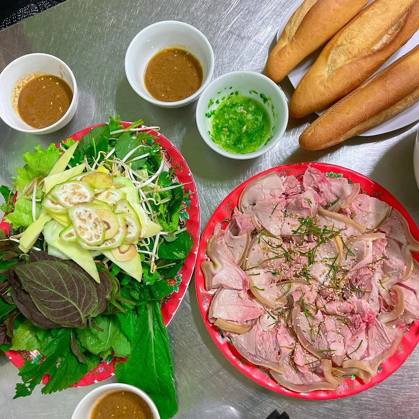 Be thui Da Nang avec herbes fraiches et sauces