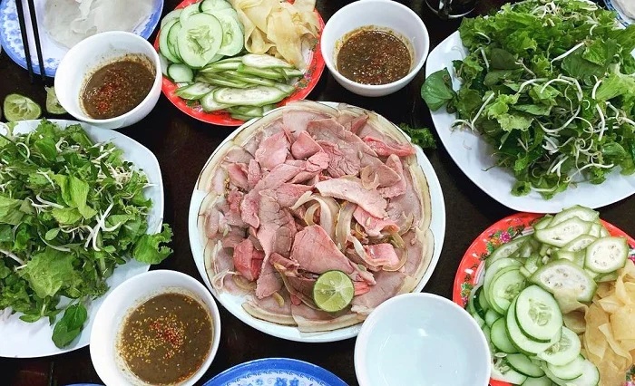 Be thui Cau Mong viande grillee avec galettes de riz et legumes Da Nang
