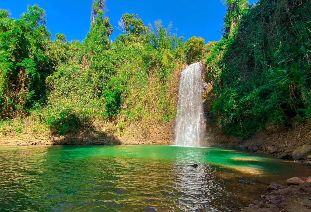 Cascade au bassin émeraude à Măng Đen, eau turquoise et végétation luxuriante