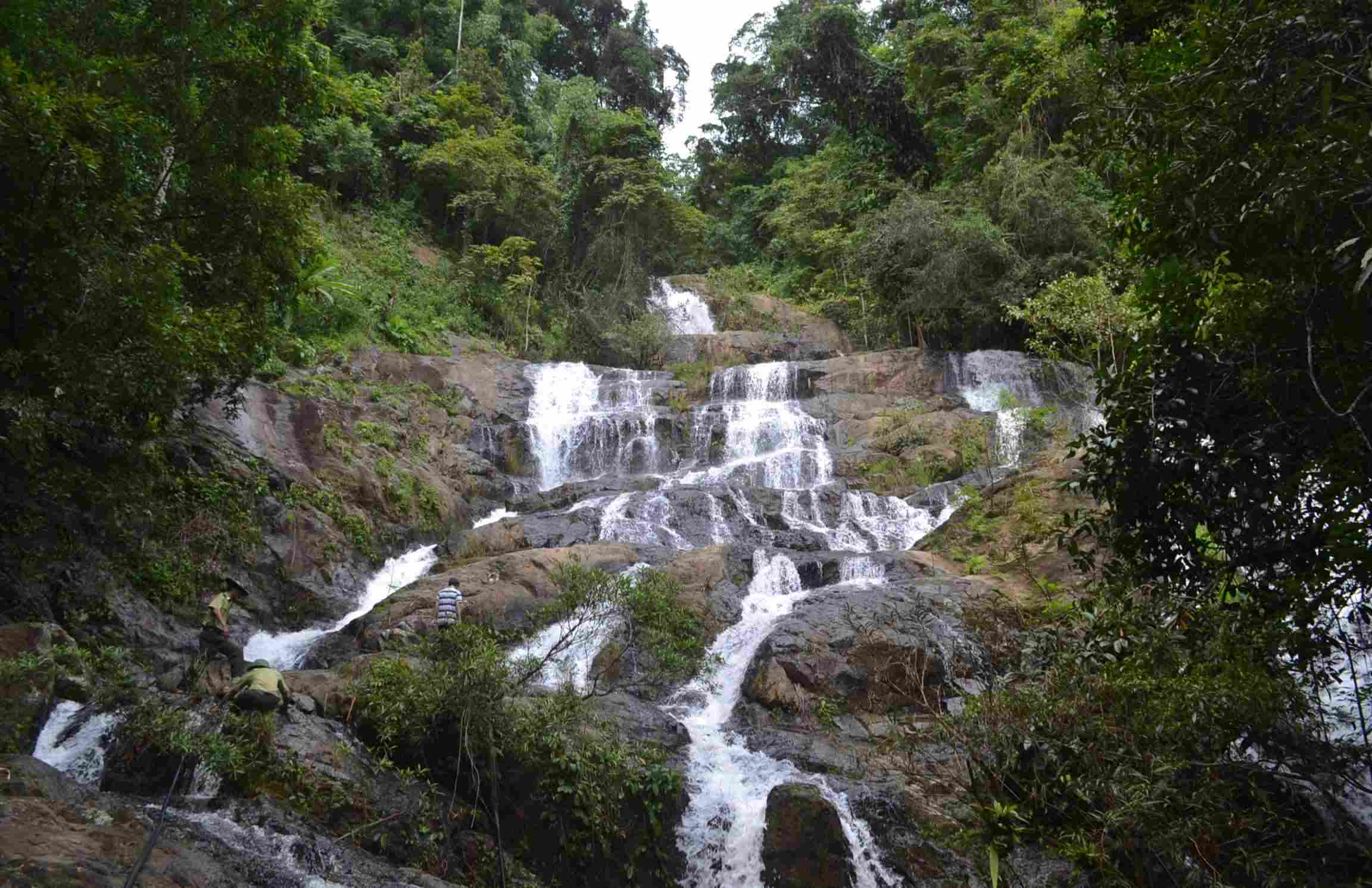 Cascade à plusieurs étages dévalant les rochers au cœur du parc Chu Mom Ray