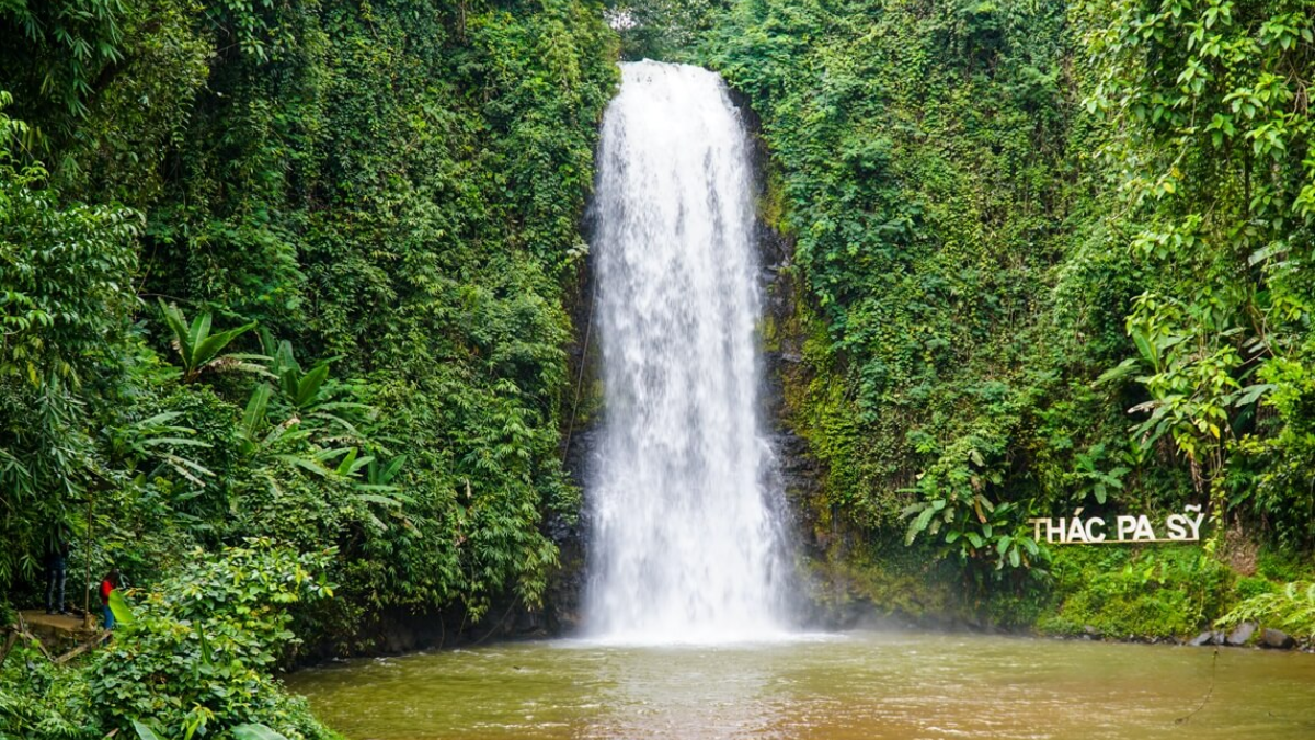 Cascade Pa Sy à Măng Đen, chute d eau majestueuse dans la forêt tropicale