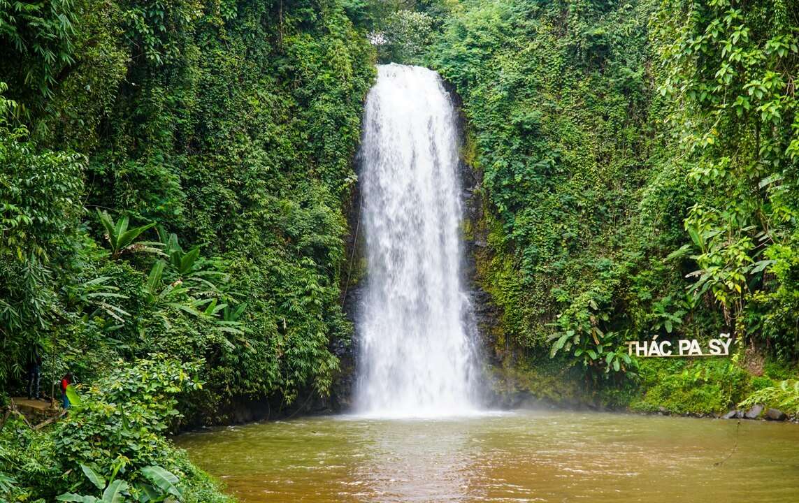 Cascade de Pa Sy avec le panneau Thác Pa Sỹ dans un écrin de verdure