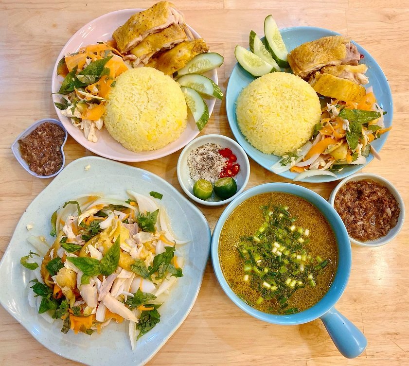 Com ga Da Nang riz au poulet avec salade de chou et bouillon