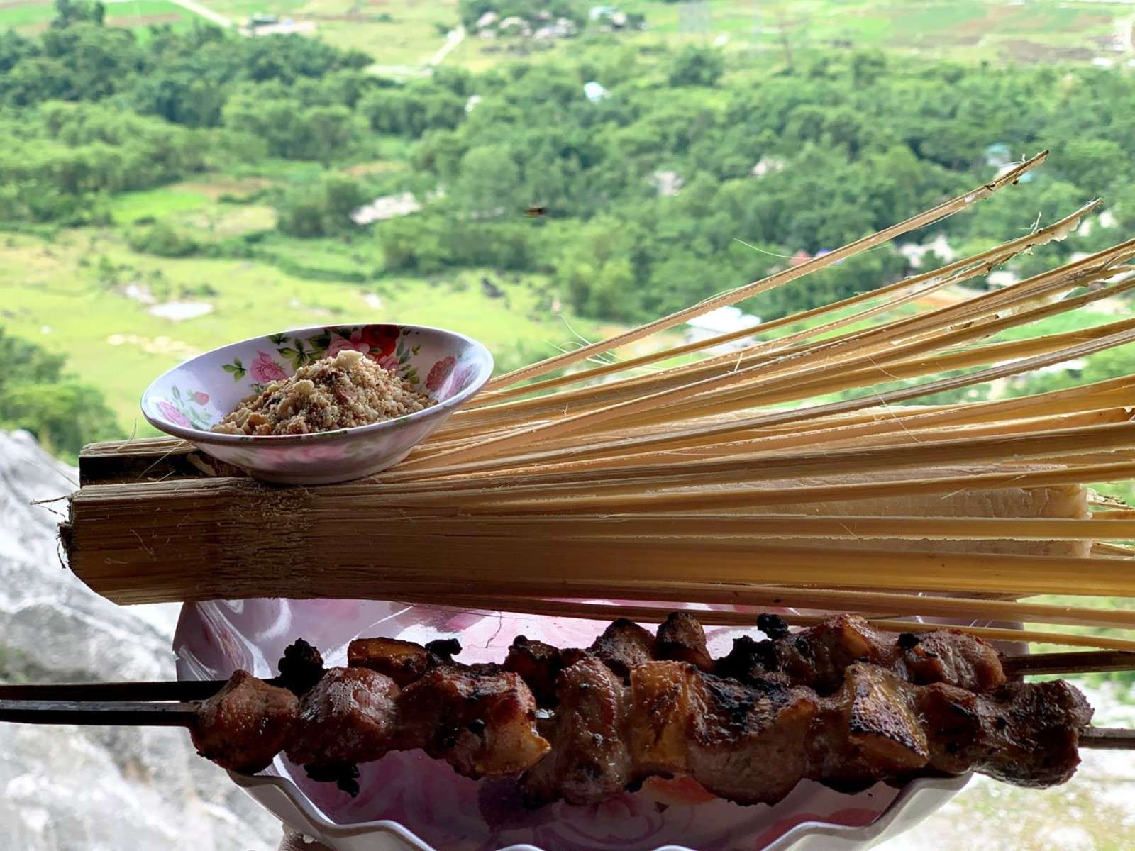 Com lam traditionnel cuit dans le bambou servi sur feuille de bananier a Pu Luong
