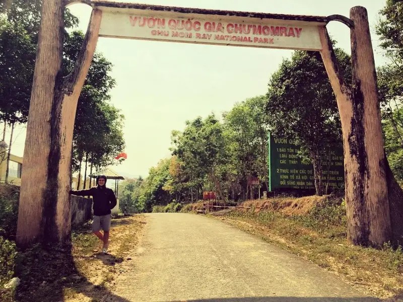 Porte d'entrée du parc national Chu Mom Ray à Kon Tum avec panneau bilingue