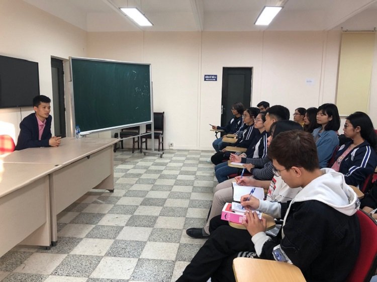 Rencontre entre Ta Duy Bau, directeur de Horizon Vietnam Travel, et le club francophone La Route des Découvertes (ULIS – VNU Hanoi)