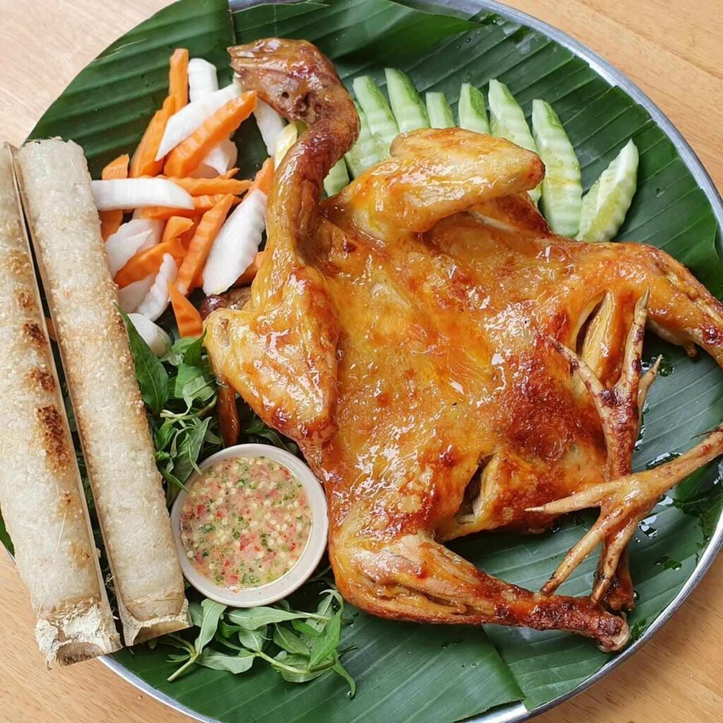 Ga nuong com lam, poulet roti entier et riz cuit dans un tube de bambou