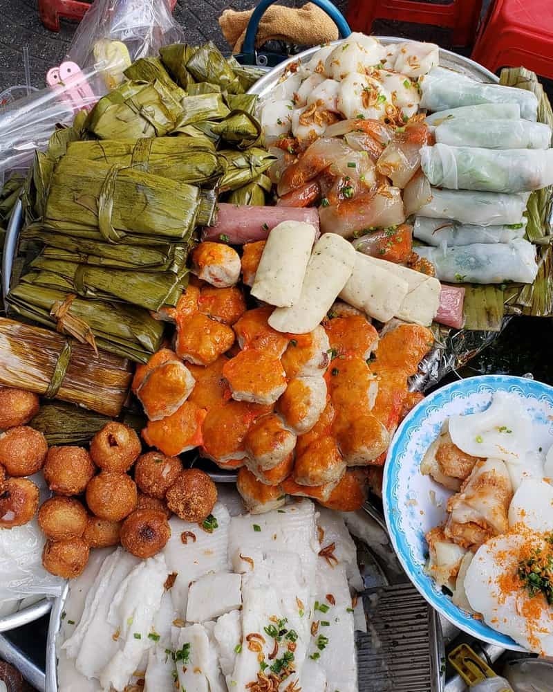 Assortiment de banh vendus dans la rue a Da Nang