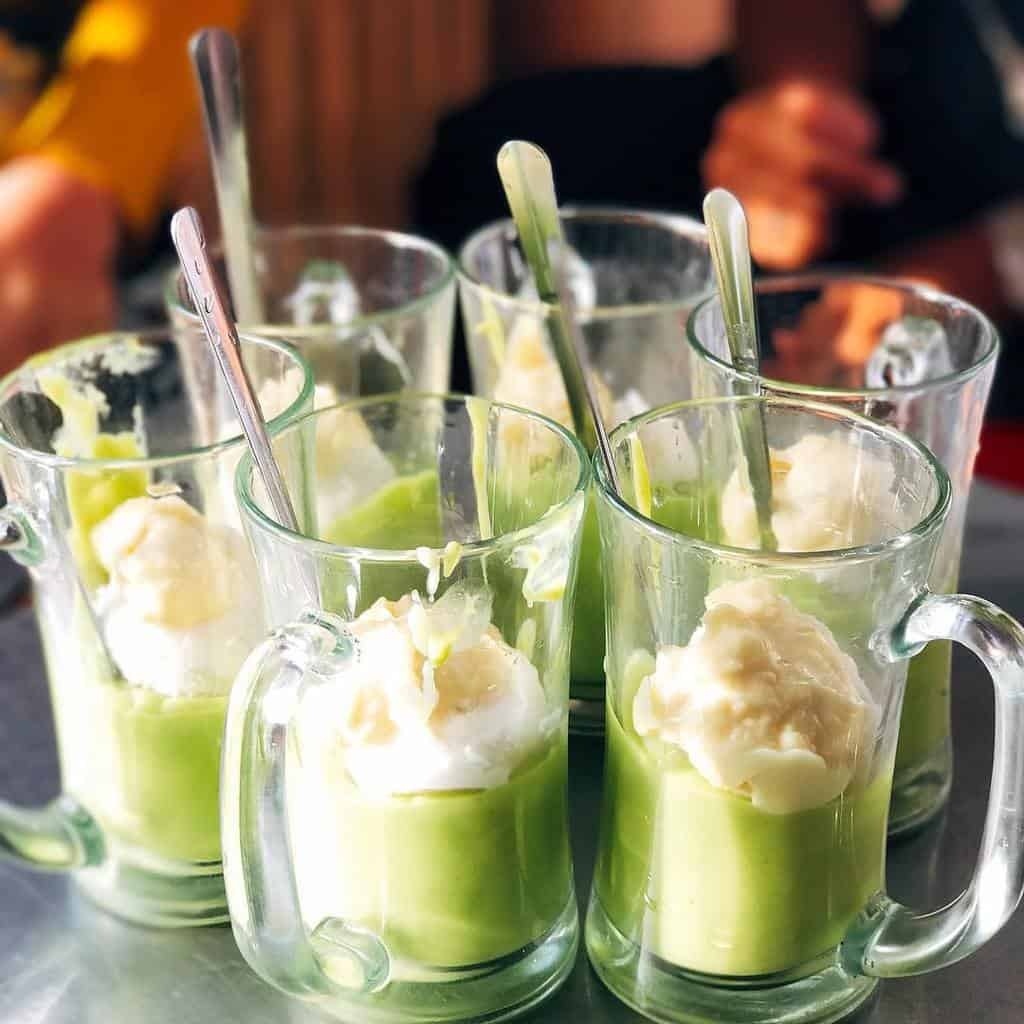 Kem bo, creme d'avocat onctueuse avec glace de coco