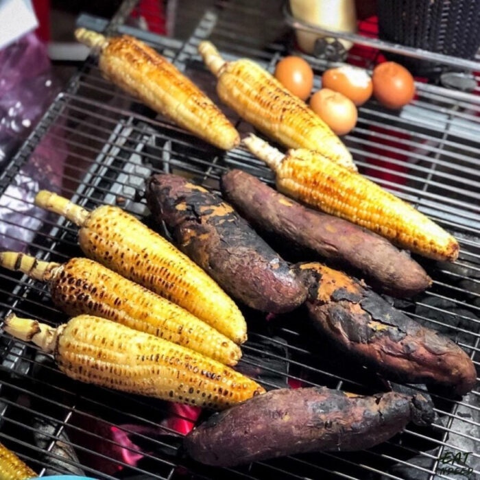Patates douces et mais grilles au marche nocturne de Dalat