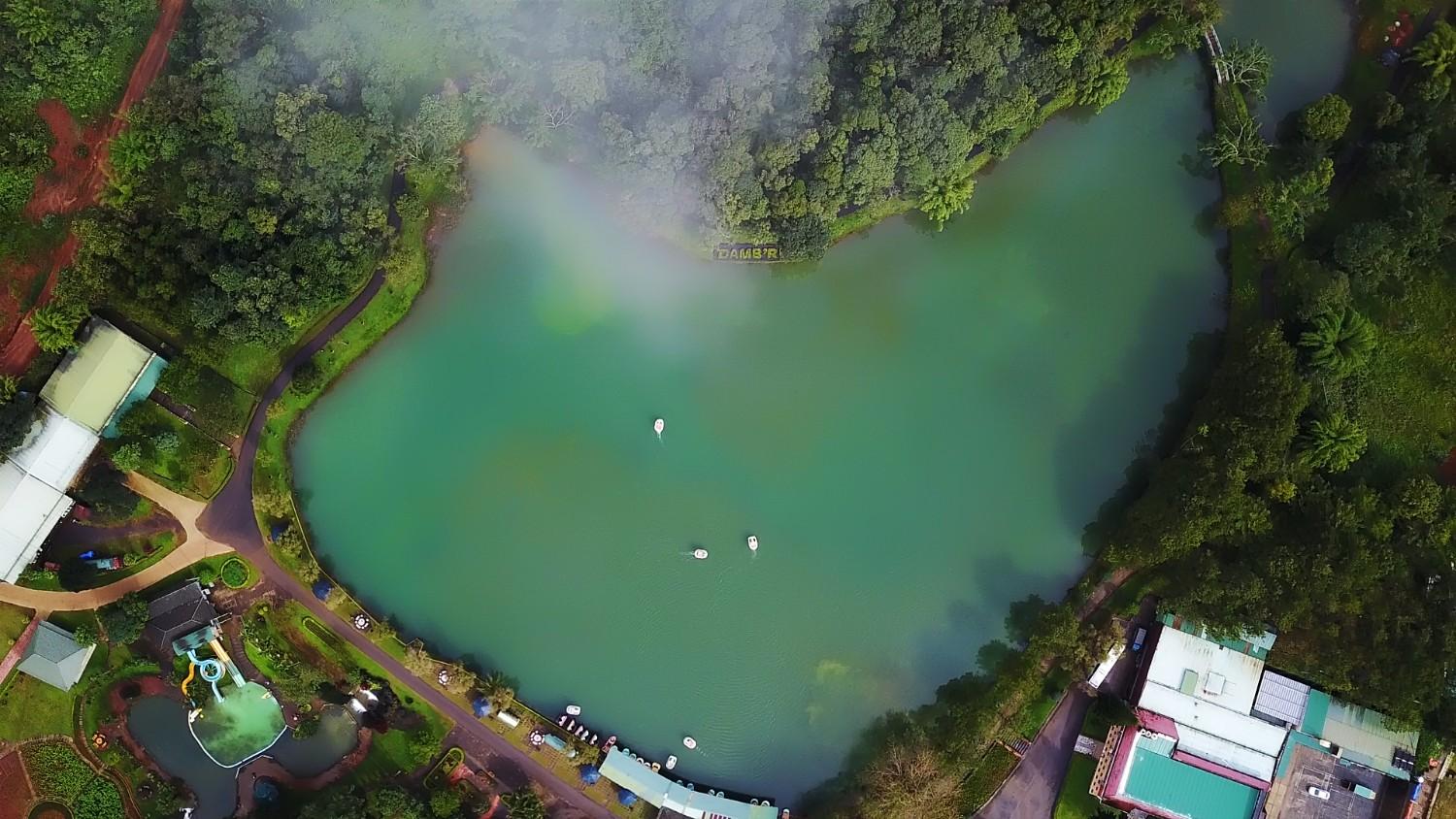 Vue aérienne du lac Dak Ke en forme de cœur à Mang Den