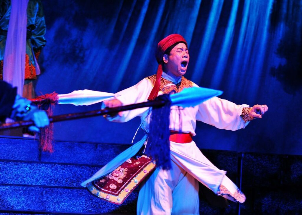 Artiste de Tuồng exprimant une émotion intense par le langage corporel