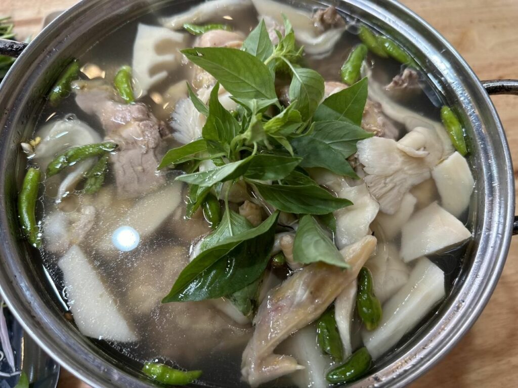 Lau ga la e Dalat, fondue de poulet aux herbes des hauts plateaux