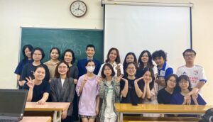 Les étudiants apprennent à commercialiser des produits touristiques avec le directeur de Horizon Vietnam