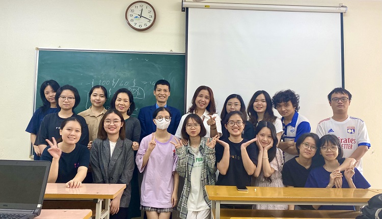 Les étudiants apprennent à commercialiser des produits touristiques avec le directeur de Horizon Vietnam