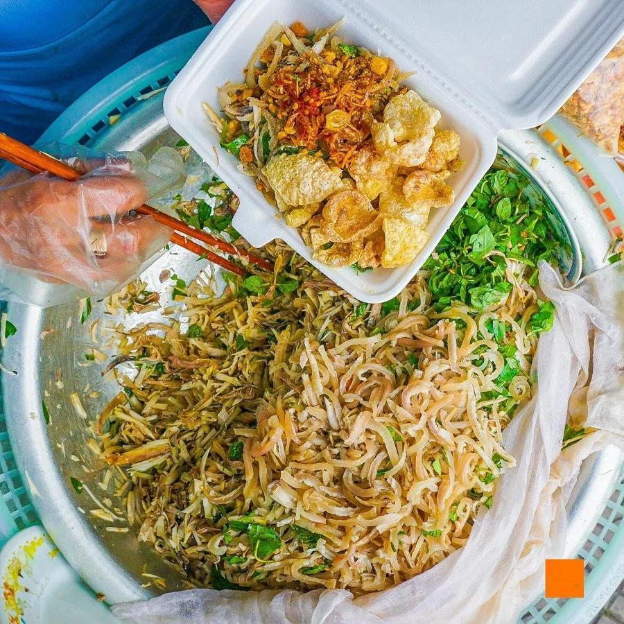 Vendeuse de mit tron au marche de Da Nang