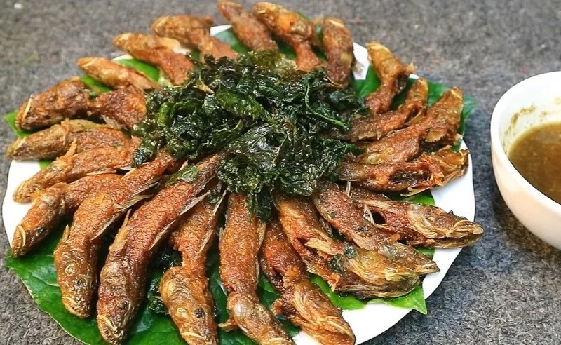 Poisson de ruisseau grille sur tige de bambou plat typique de Pu Luong