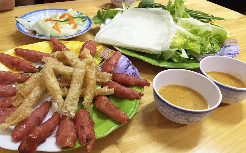 Nem nuong, saucisses de porc grillees servies avec galette de riz et herbes