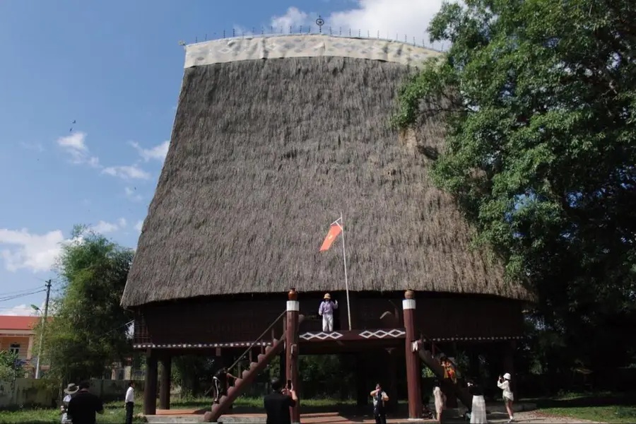 Nhà Rông, maison communale traditionnelle des Bahnar avec son imposant toit de chaume à Kon Tum