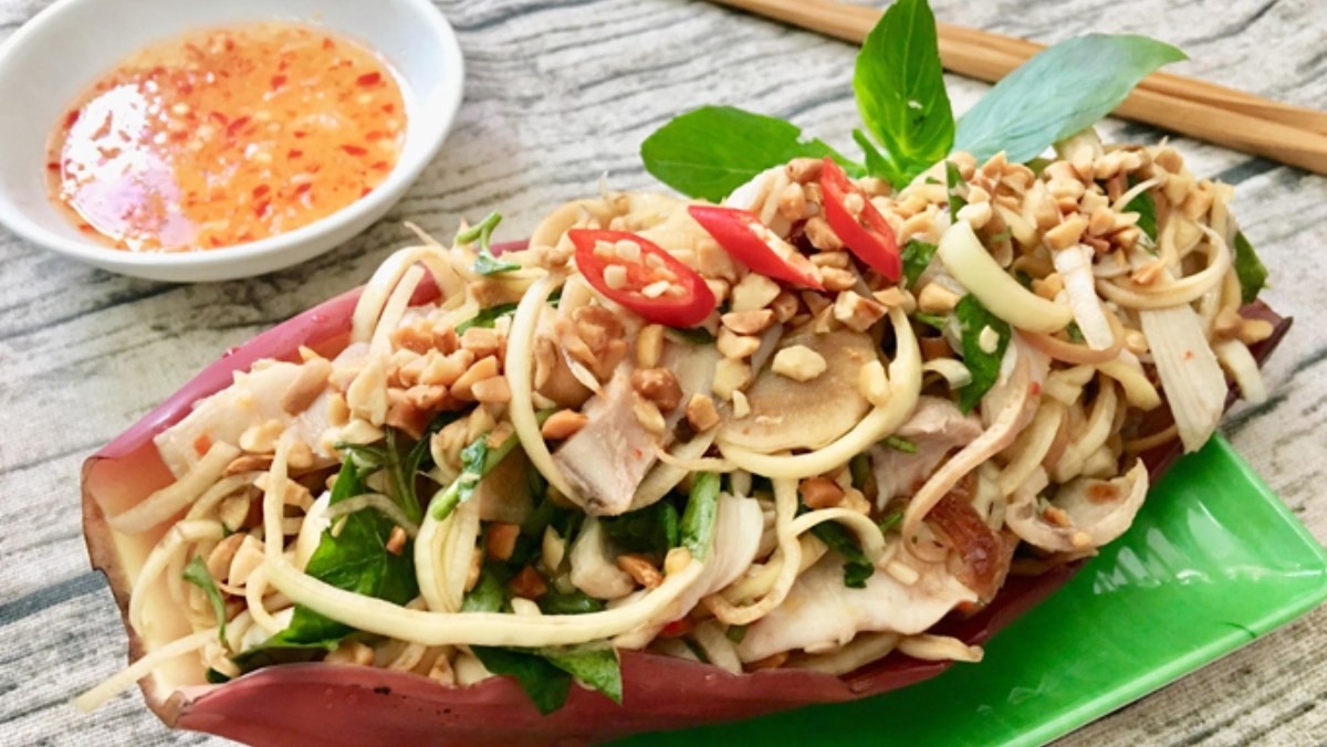 Salade de fleur de bananier sauvage plat vegetal de la cuisine de Pu Luong