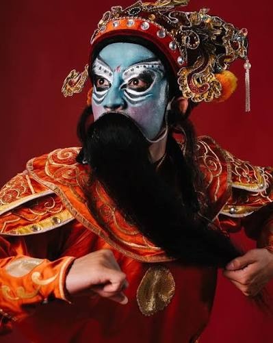 Portrait d'un personnage de Tuồng au maquillage bleu et barbe noire