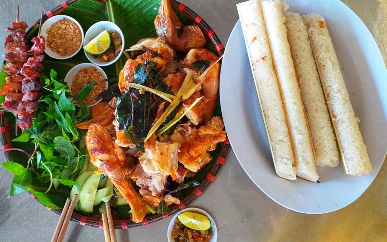 Poulet grillé et cơm lâm dans un panier tressé, spécialité culinaire de Măng Đen