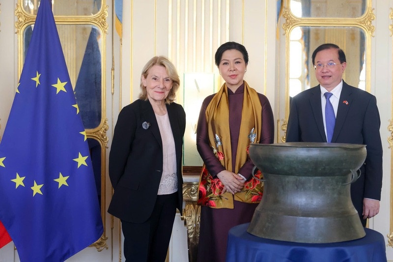 Officiels français et vietnamiens lors de la restitution du tambour de Dong Son