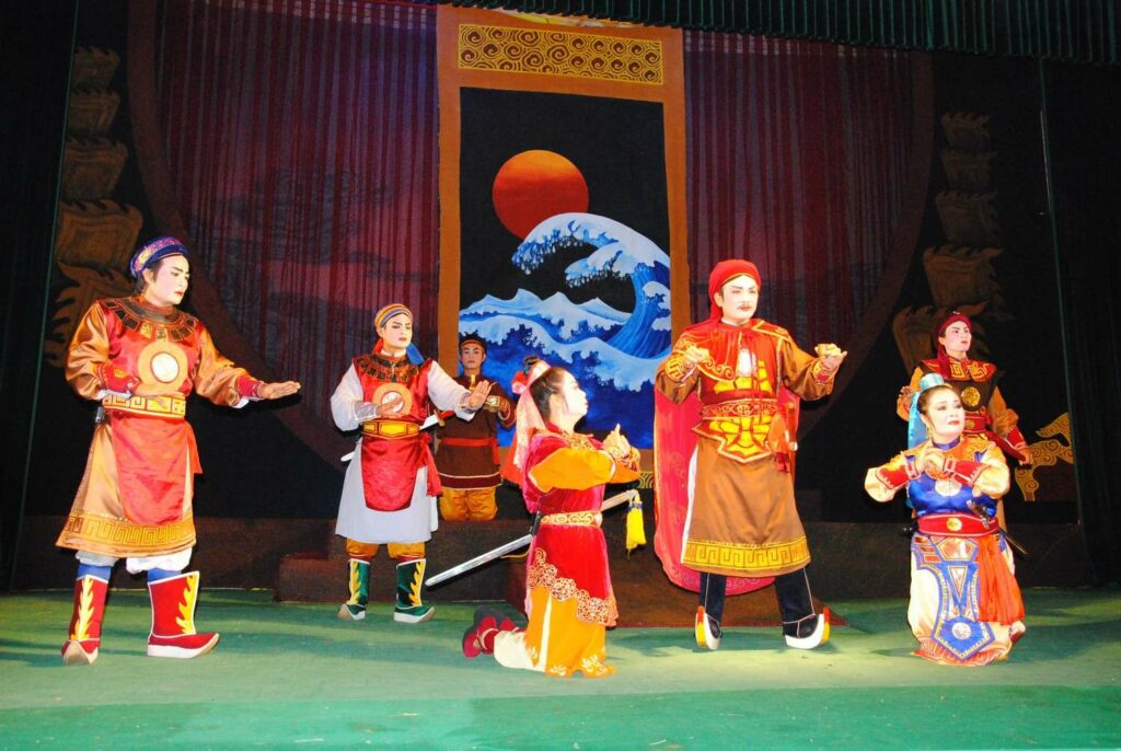 Scène historique de Tuồng avec généraux et soldats en costumes d'époque