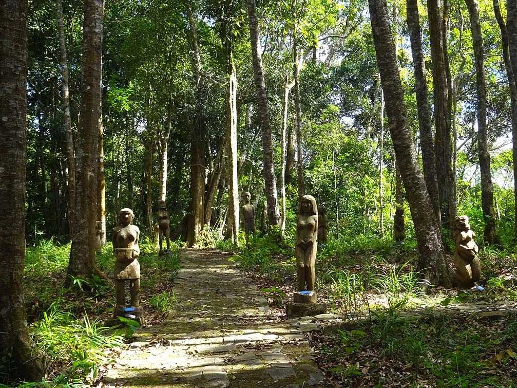 Statues funéraires en bois dans un nhà mô Bahnar, art sacré des Hauts Plateaux