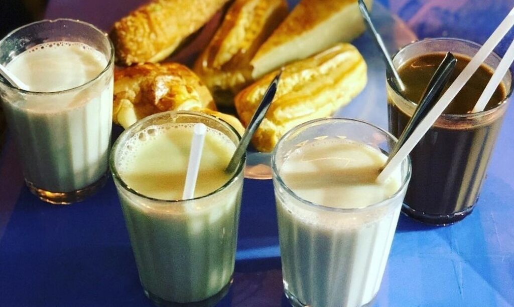 Sua dau nanh, lait de soja chaud accompagne de dau chao quay