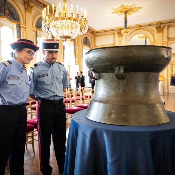 Tambour de bronze de Dong Son examiné par les gendarmes en France