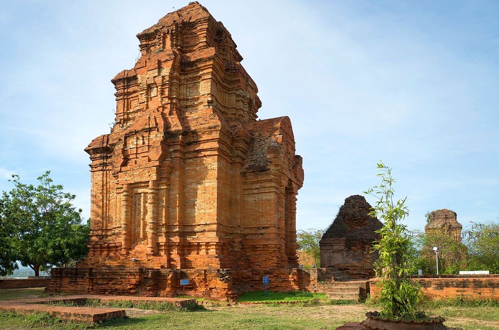 La tour principale de Po Sah Inu vue de côté montrant l'architecture cham en brique