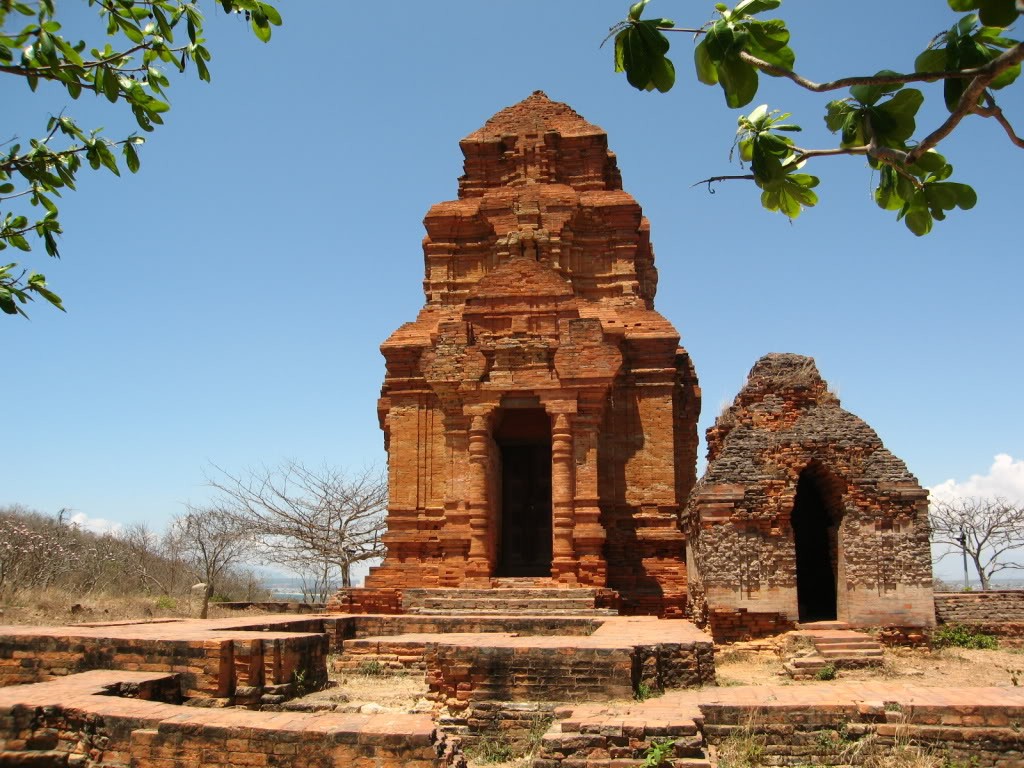 Les deux tours de Po Sah Inu vues de face avec les ruines des fondations du sanctuaire cham