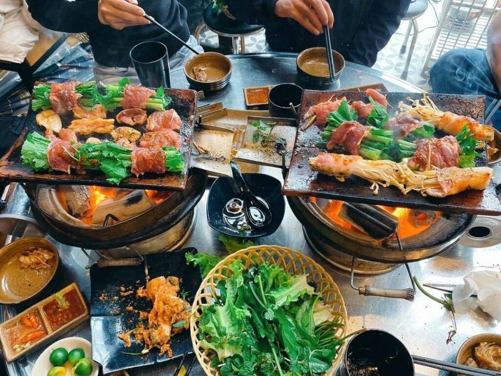 Grillades sur tuile a Dalat, viande grillee sur tuile en terre cuite