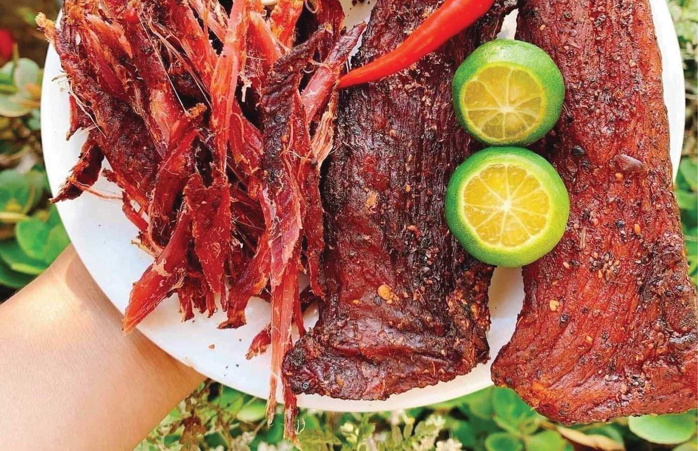 Viande fumee sechee thit gac bep des Thai de Pu Luong avec citron vert