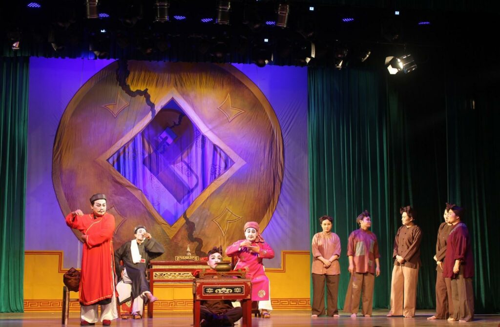 Scène comique de Tuồng đồ avec personnages au maquillage blanc
