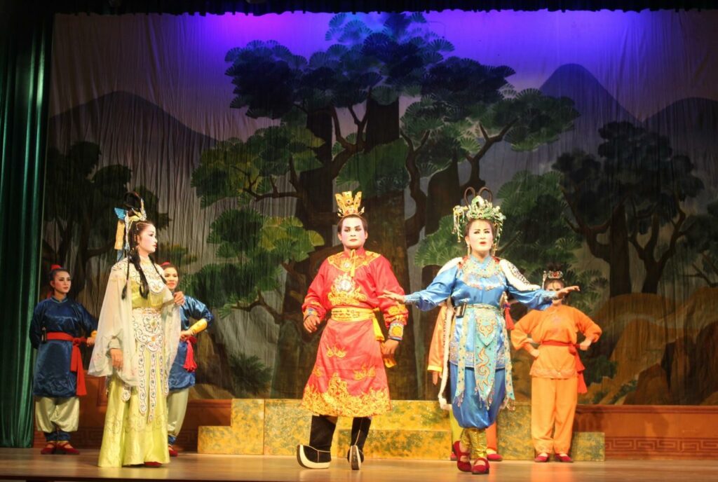 Scène de cour royale dans une pièce de Tuồng thay avec roi et courtisans