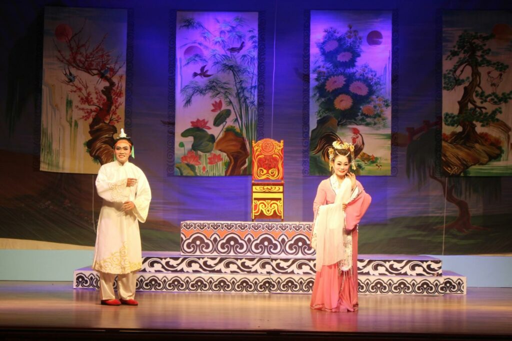 Scène romantique de Tuồng tiểu thuyết entre un lettré et une jeune femme