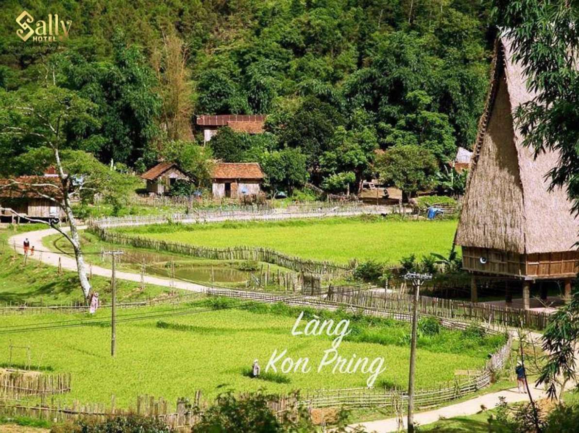 Village de Kon Pring avec rizières vertes et nhà rông traditionnel