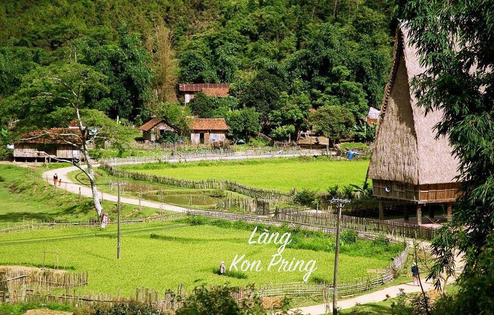 Village Kon Pring à Măng Đen avec nhà rông et rizières en terrasses